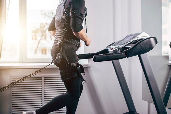Bieganie na bieżni elektrycznej: jak ćwiczyć, żeby schudnąć?