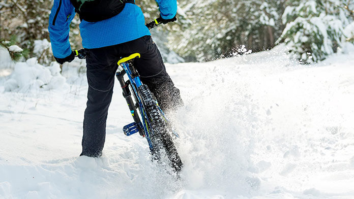 Jazda na rowerze jesienią i zimą – jak się do niej przygotować?Jazda na rowerze jesienią i zimą – jak się do niej przygotować?