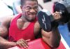 ćwiczy biceps