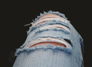 Spodnie z dziurami, mom jeans czy dżinsy boyfriend?