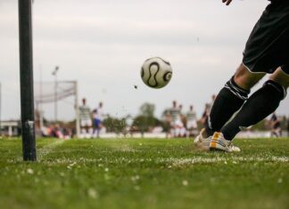Jak wybrać odpowiednią odzież sportową oraz buty do piłki nożnej